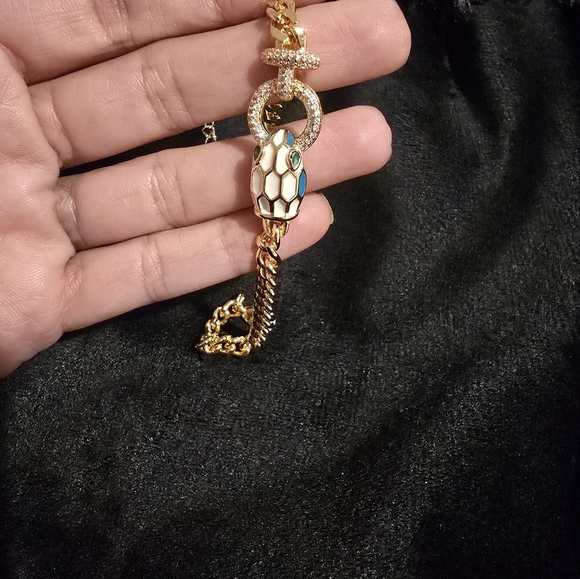 21kgp Dubai Jewelry Elegant Gold Bracelet with Green Accents - Picture 12 of 13